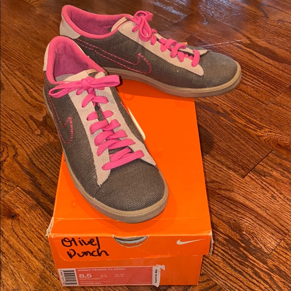 Nike Classic Women’s Sneakers